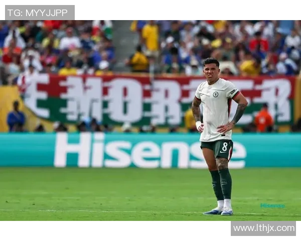 足球明星与路人之间的互动与情感纽带探讨 足球明星与路人之间的互动与情感纽带探讨