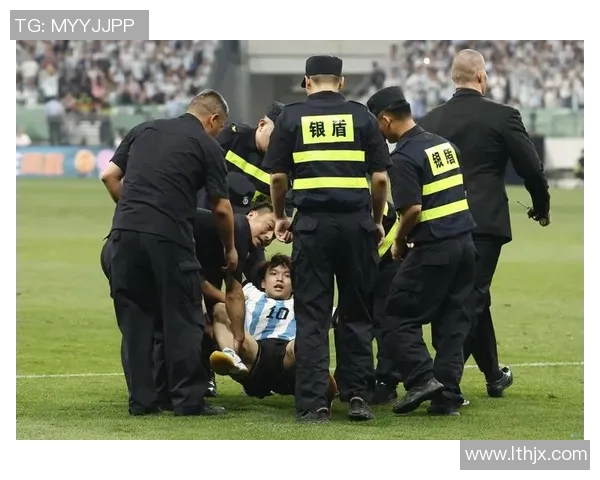 足球明星坚持使用旧手机的原因揭秘引发球迷热议 足球明星坚持使用旧手机的原因揭秘引发球迷热议