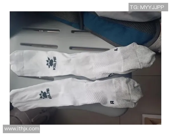 足球明星穿着的足球袜时尚风格与设计解析图集